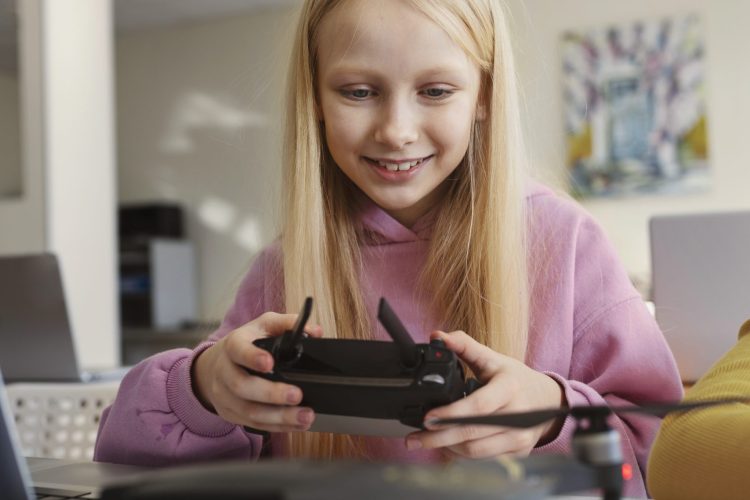 young-girl-trying-out-drone-having-fun (1) young-girl-trying-out-drone-having-fun (1)